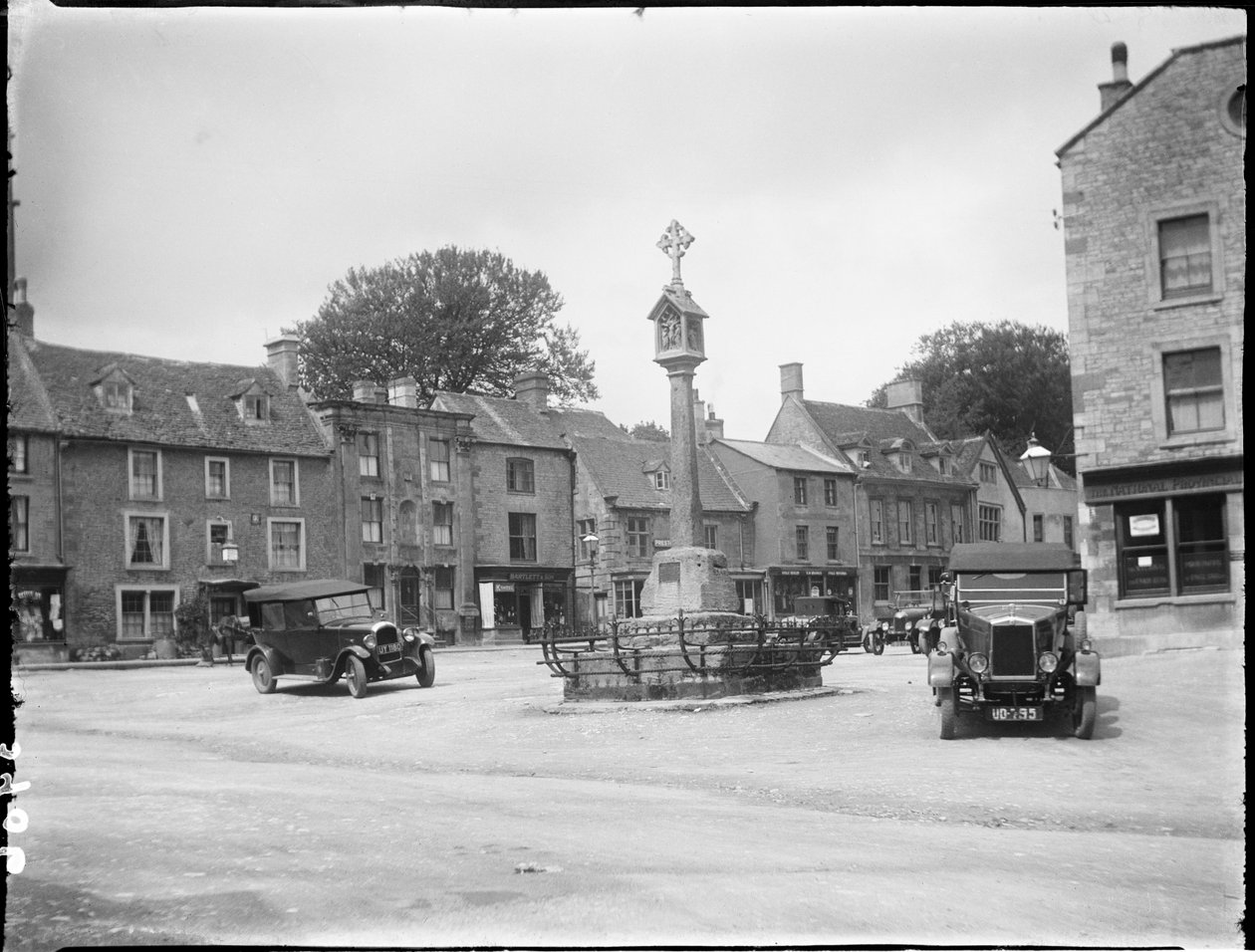 Market Square, Stow-On-The-Wold, Cotswold, Gloucestershire, 09 de mayo de 1928 - 23 de mayo de 1928 (foto en blanco y negro) de Katherine Jean Macfee