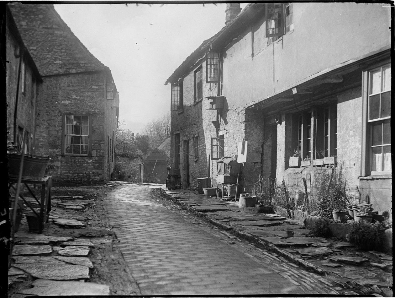 Old George Yard, Burford, Oxfordshire, 22 de abril de 1924 - 06 de mayo de 1924 (foto en blanco y negro) de Katherine Jean Macfee