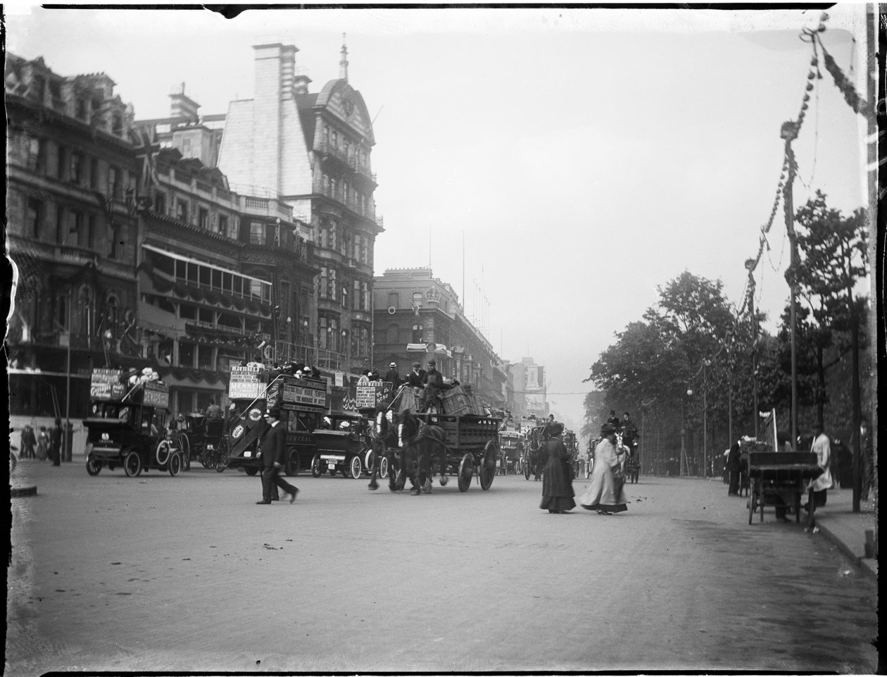 Piccadilly, City Of Westminster, Londres, 20/06/1911 (foto b/n) de Katherine Jean Macfee