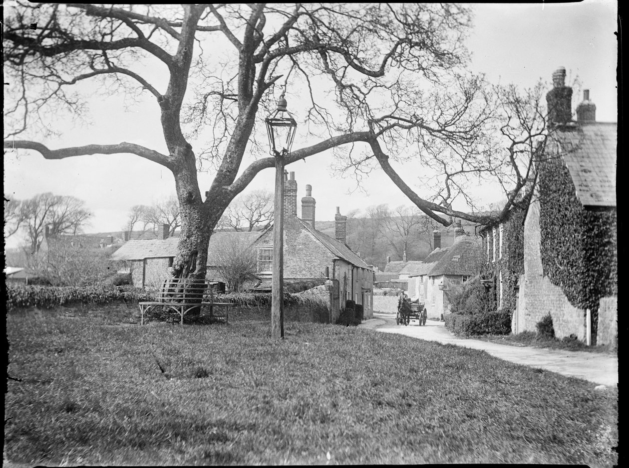Village Green, Burton Bradstock, Dorset, 24 abr 1922 - 08 may 1922 (foto b/n) de Katherine Jean Macfee