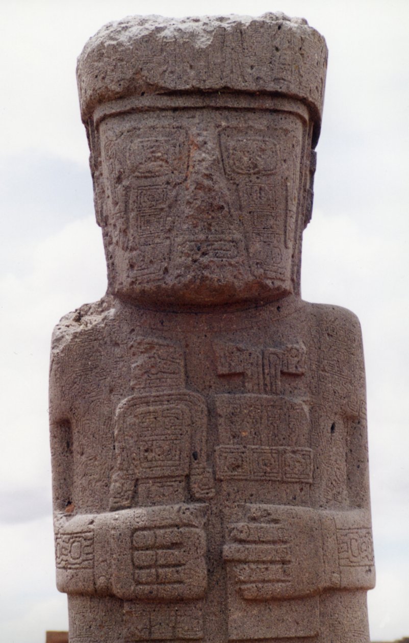 Monolito de Ponce en pie en Kalasasay, la zona del templo del yacimiento precolombino, construido entre los siglos VIII y X d.C. (foto) (véase también 138751) de Katie Attenborough