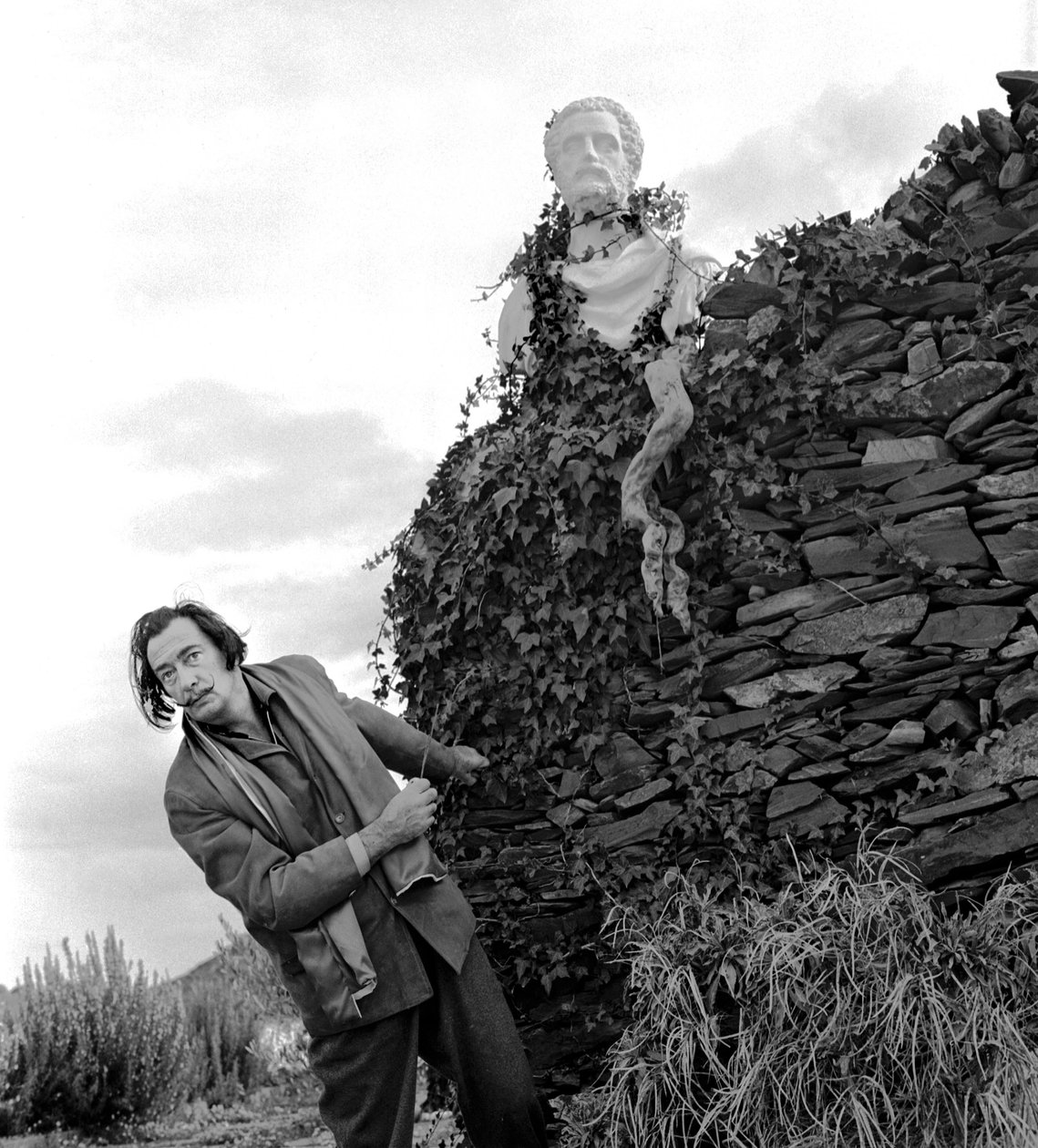 Salvador Dali in Port Lligat, Noviembre 1957 (b/w photo) de Alec Hunter