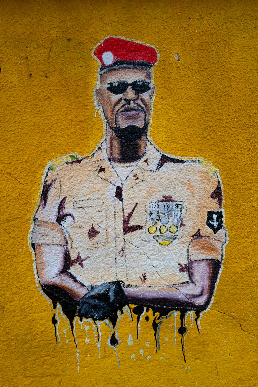 Retrato de arte callejero de Mamadi Doumbouya, Conakry, 2019 de Alec Hunter