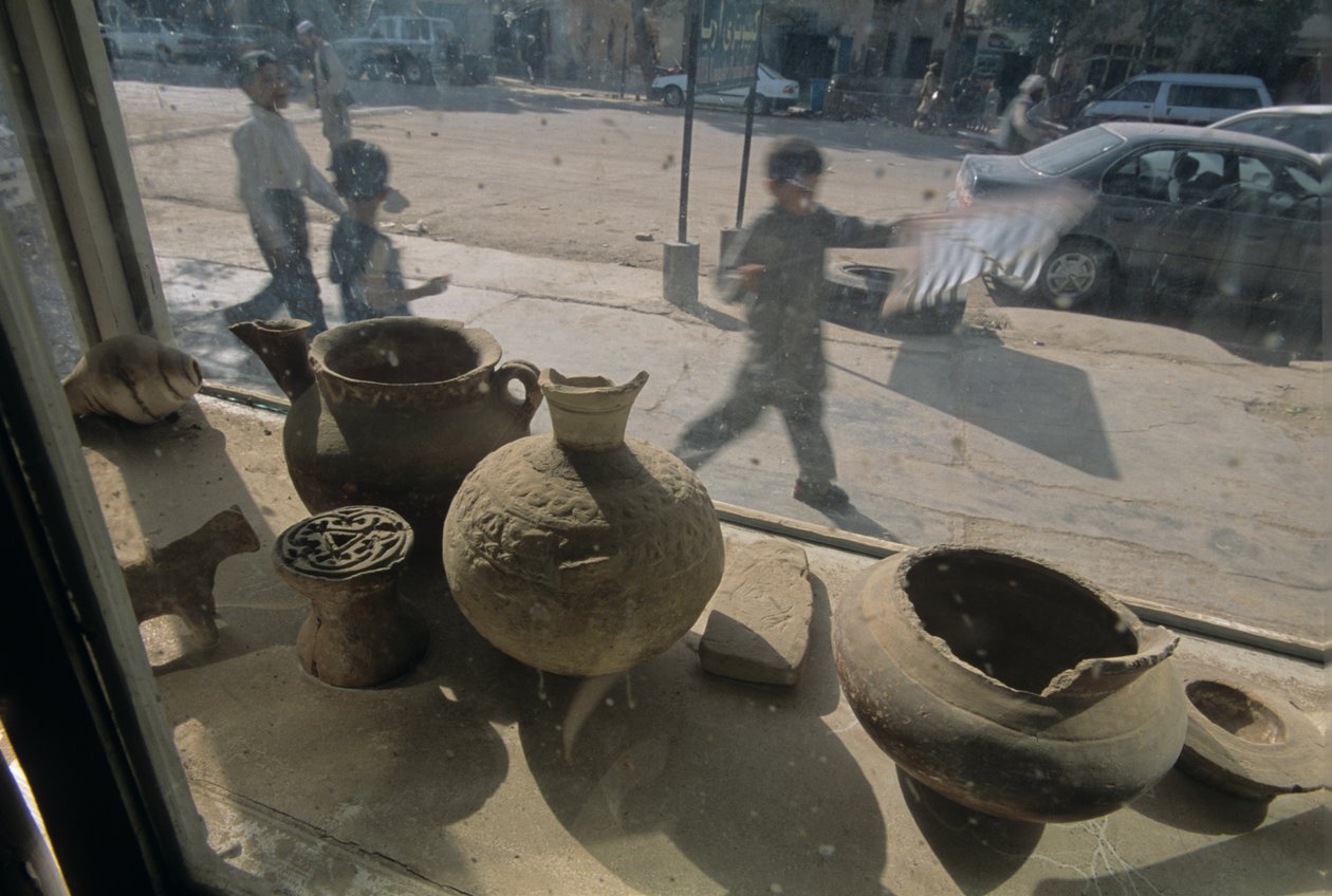 Afganistán; Herat; venta de antigüedades; escaparate; escena callejera, mm7167, Mendi..., 2004 (foto) de Kenneth Garrett