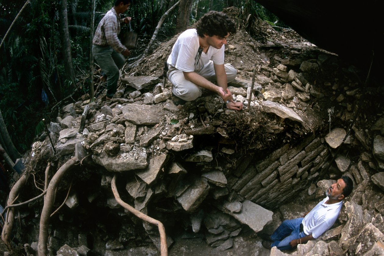 Cancuen, Guatemala, Arthur Demarest, Rudy Larios, Maya, palacio, Periodo Clásico, Peten, 2004 (foto) de Kenneth Garrett