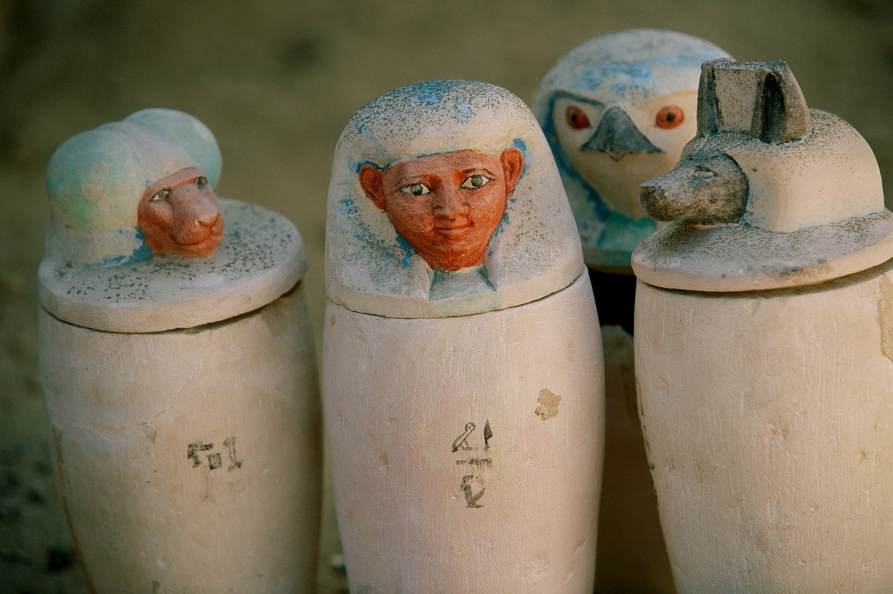 Tarros canopos de Pakerdemamon con tapones de los cuatro hijos de Horus, Hapy, Duamutef,..., 2002 (foto) de Kenneth Garrett