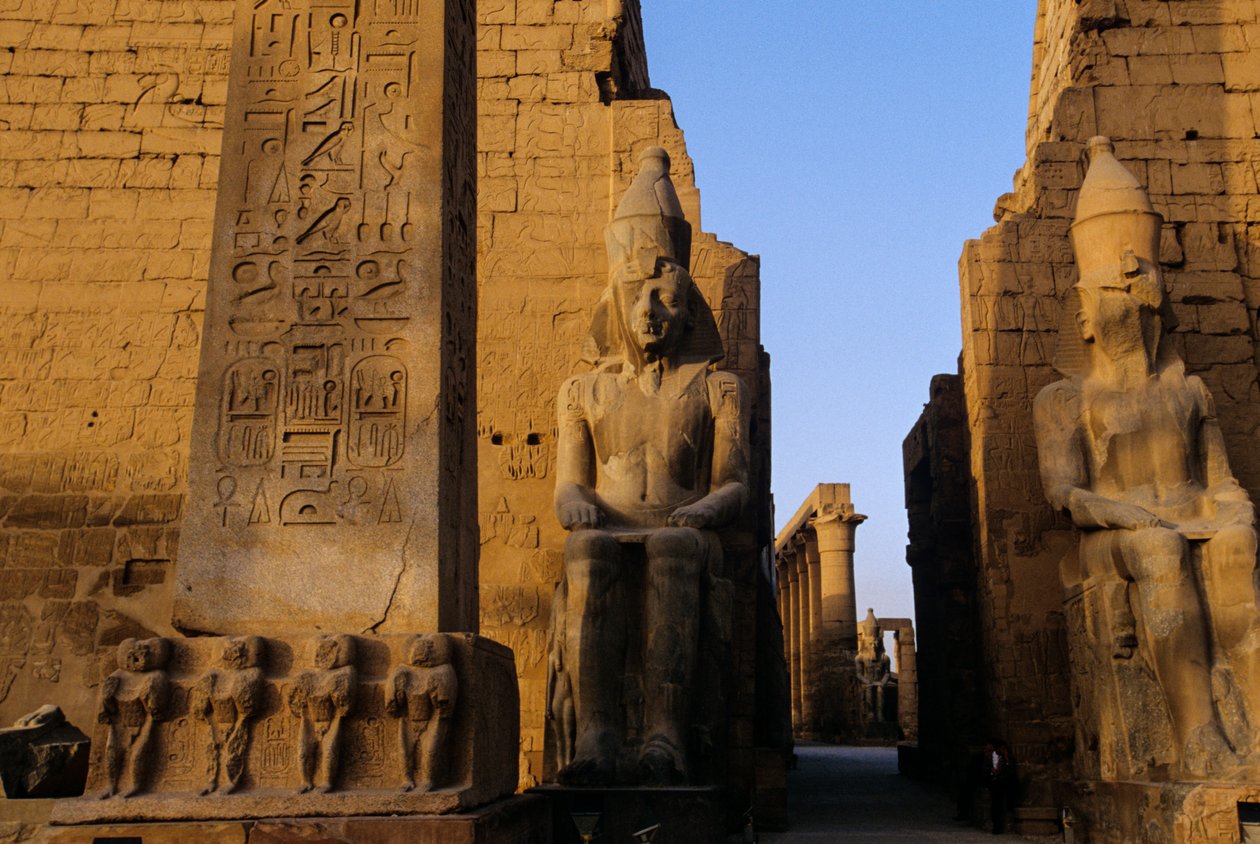 Estatua colosal de Ramsés II (el Grande) , delante del pilono, Templo de Luxor, Festiv..., 2001 (foto) de Kenneth Garrett