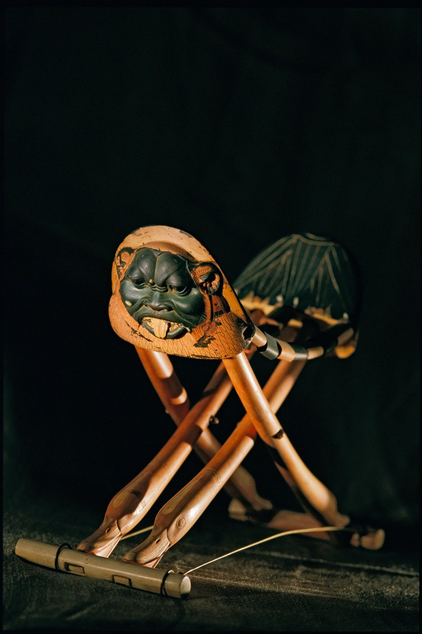 Cabecera plegable de marfil del rey Tutankamón, Reino Nuevo, 2002 (foto) de Kenneth Garrett