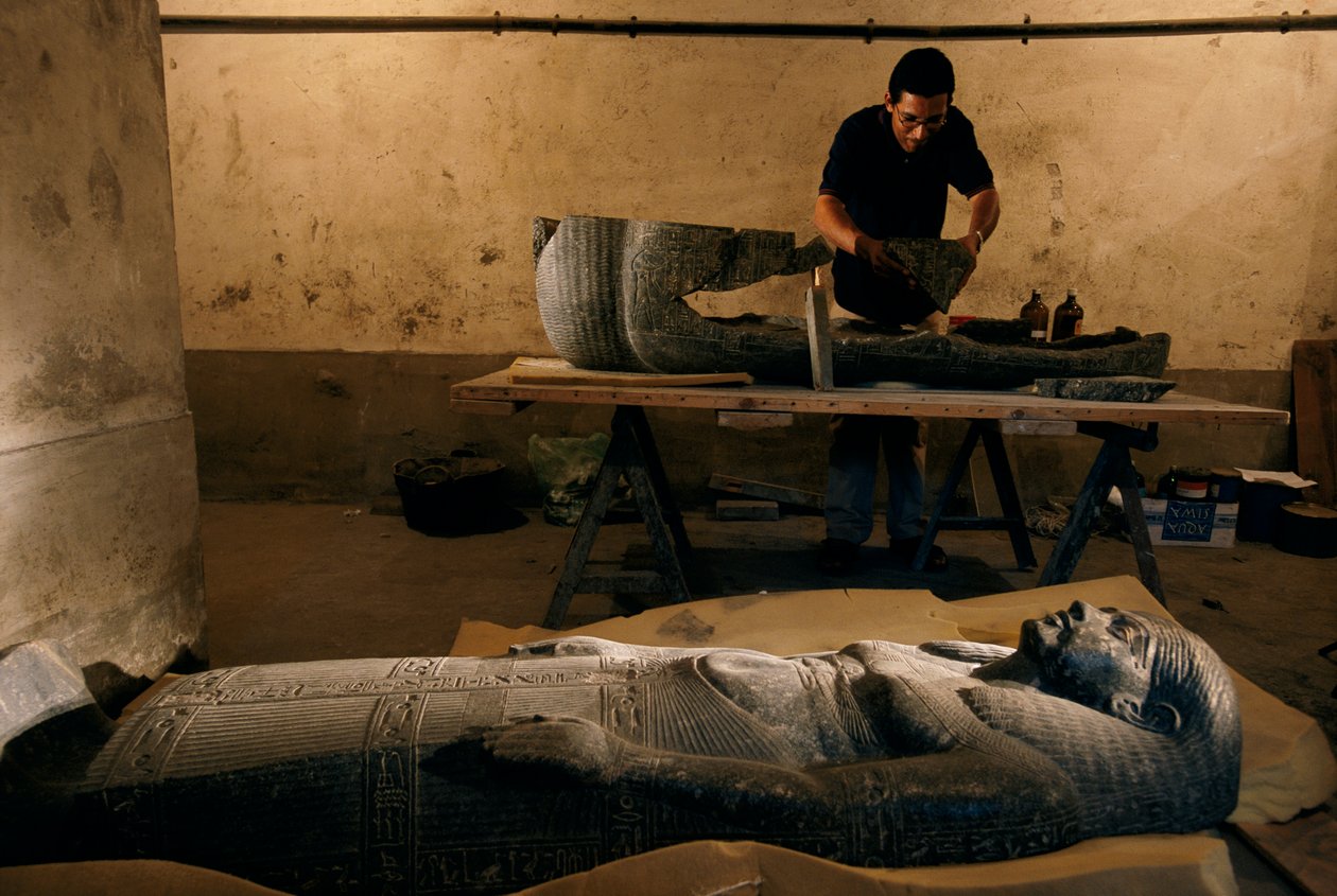 Reconstrucción de fragmentos de la base del sarcófago de Senqed, Reino Nuevo, 2002 (foto) de Kenneth Garrett
