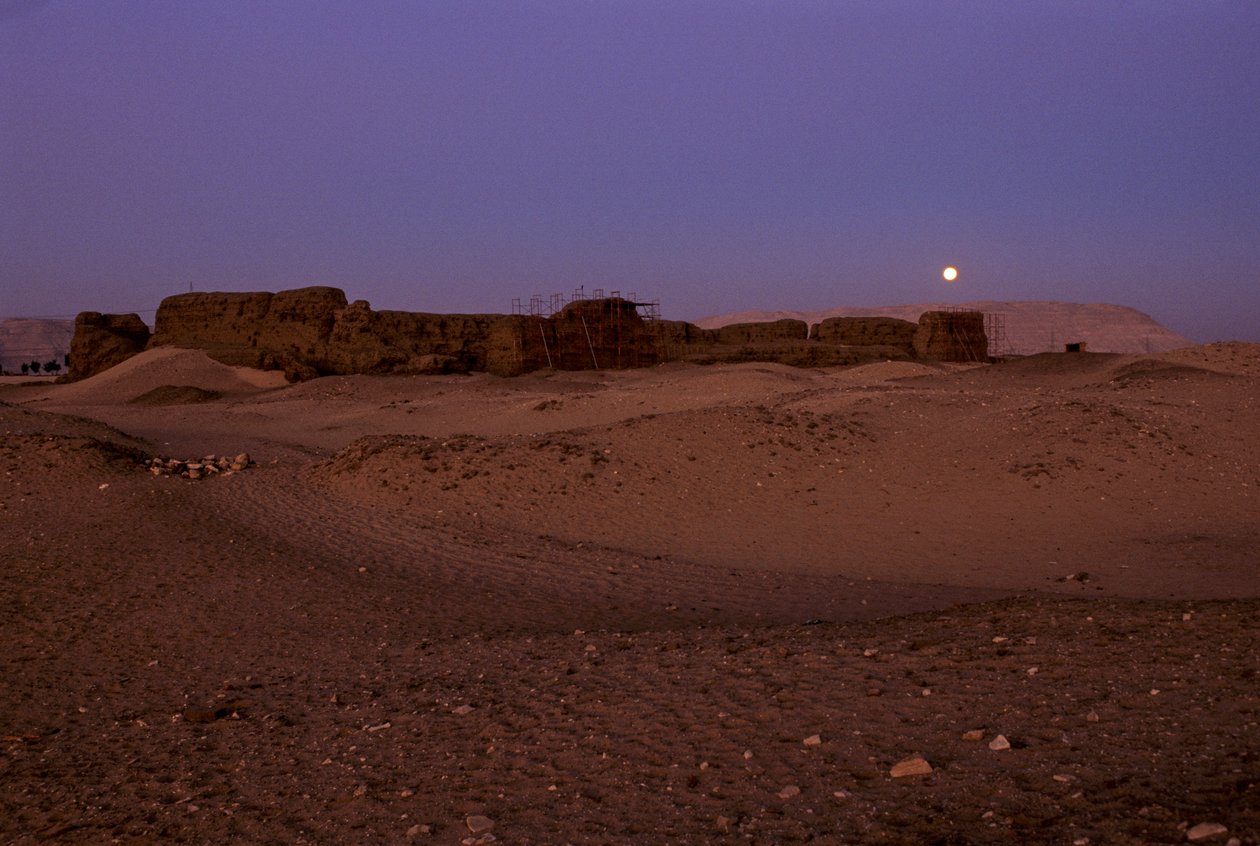 Luna llena poniéndose sobre Shunet de Khasekhemuy, Abydos, Egipto, 2005 (foto) de Kenneth Garrett
