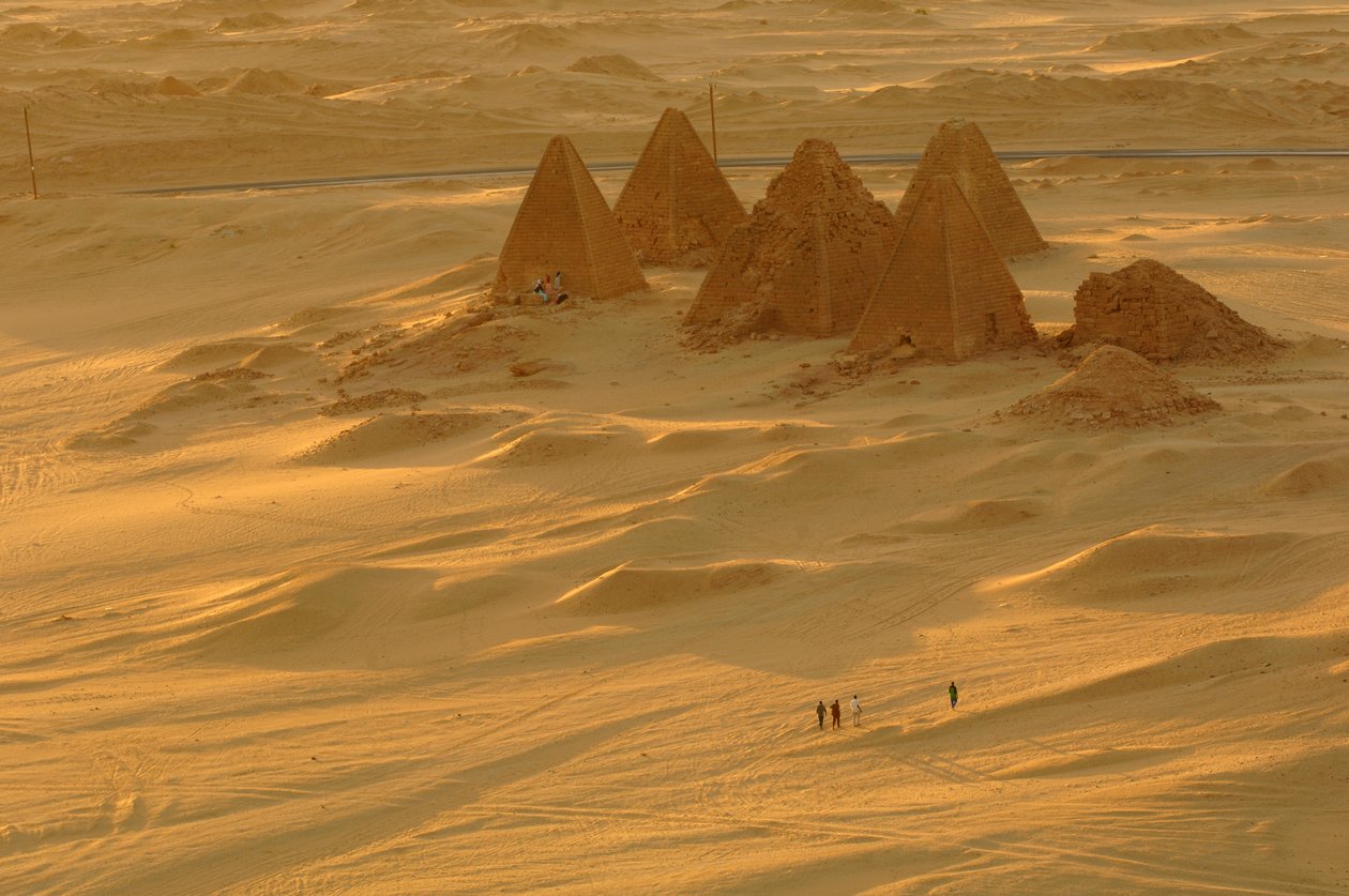 Gebel Barkal,Complejo de templos, faraón Taharka, templo Mut, B300, ciudad de Kareima, ri... del Nilo, 2007 (foto) de Kenneth Garrett