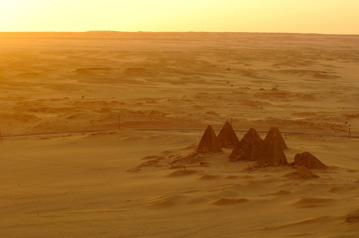 Gebel Barkal,Complejo de templos, faraón Taharka, templo Mut, B300, ciudad de Kareima, ri... del Nilo, 2007 (foto) de Kenneth Garrett