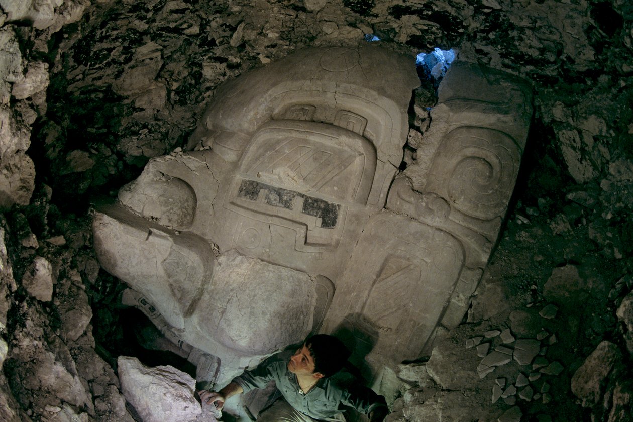 Gran máscara de estuco del Preclásico Temprano,Cival, Holmul, Guatemala, Maya, Francisco Estradabelli, 2008 (foto) de Kenneth Garrett
