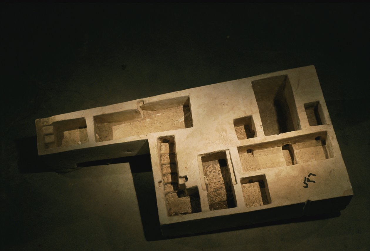 Maqueta de piedra caliza de una tumba real, Reino Medio, 2002 (foto) de Kenneth Garrett