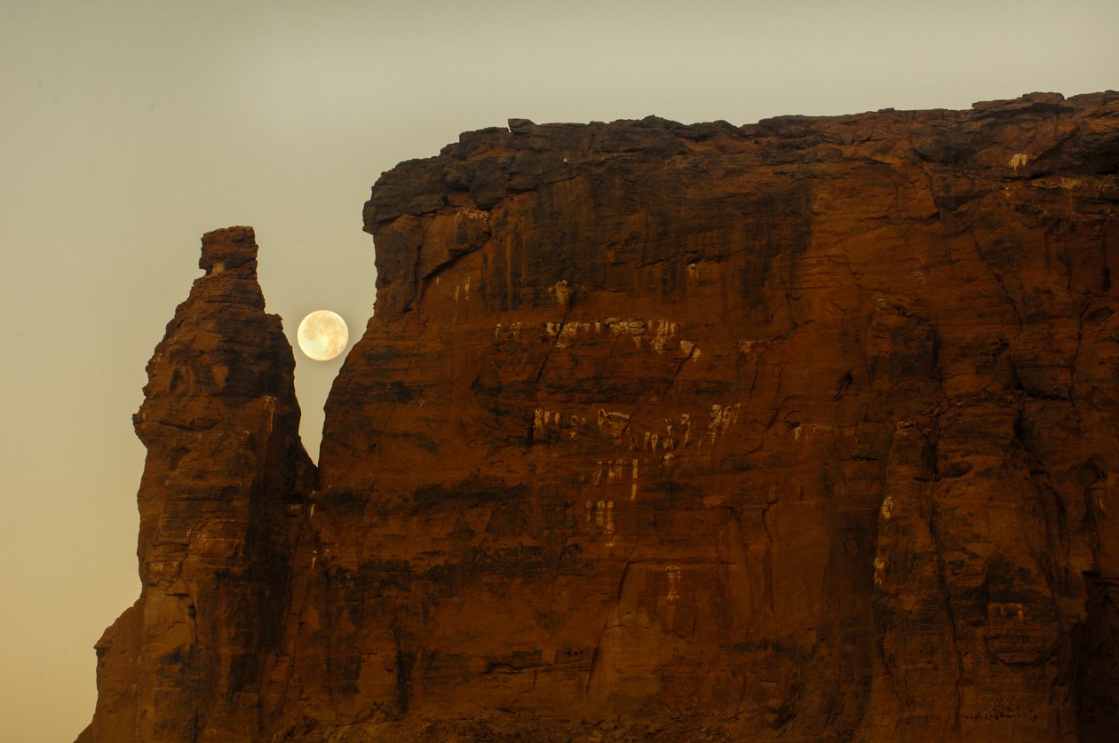 Puesta de luna y amanecer, Templo de Taharka, Puerta de Ram,Gebel Barkal,Complejo de templos, Faraón..., 2007 (foto) de Kenneth Garrett