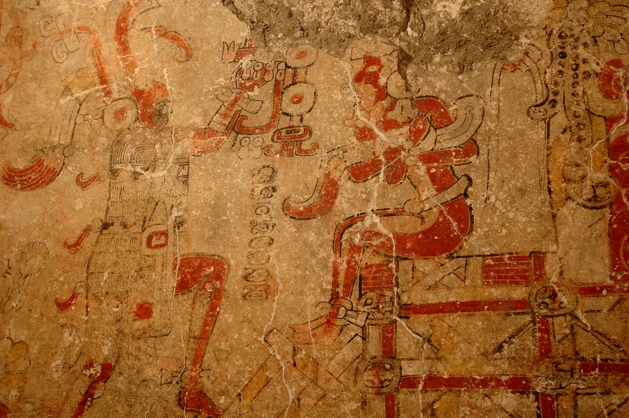 Sacerdote coronando al rey en el trono de acceso, mural del Preclásico temprano,Maya; Maya..., 2002 (foto) de Kenneth Garrett