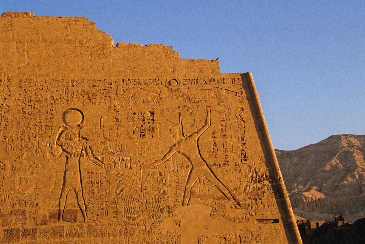 Ramsés III abatiendo enemigos, templo principal, pilón, Medinet Habu, Reino Nuevo, Egipto, escénico de Kenneth Garrett