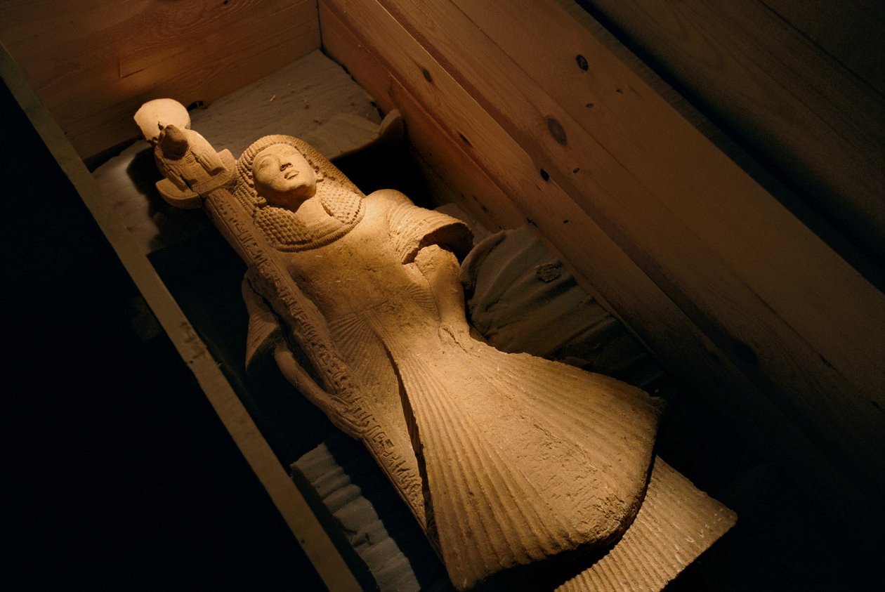 Estatua de piedra arenisca de Nebre como portaestandarte de la diosa de la guerra con cabeza de león Sekhme..., 2002 (foto) de Kenneth Garrett