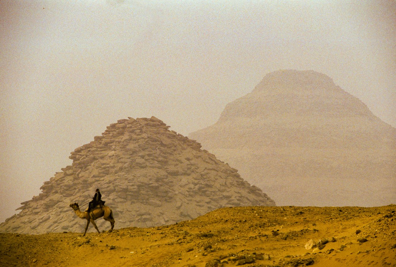 Saqqara; Pirámide de Teti; Dinastía VI; Pirámide de Djoser (al fondo); Egipto de Kenneth Garrett