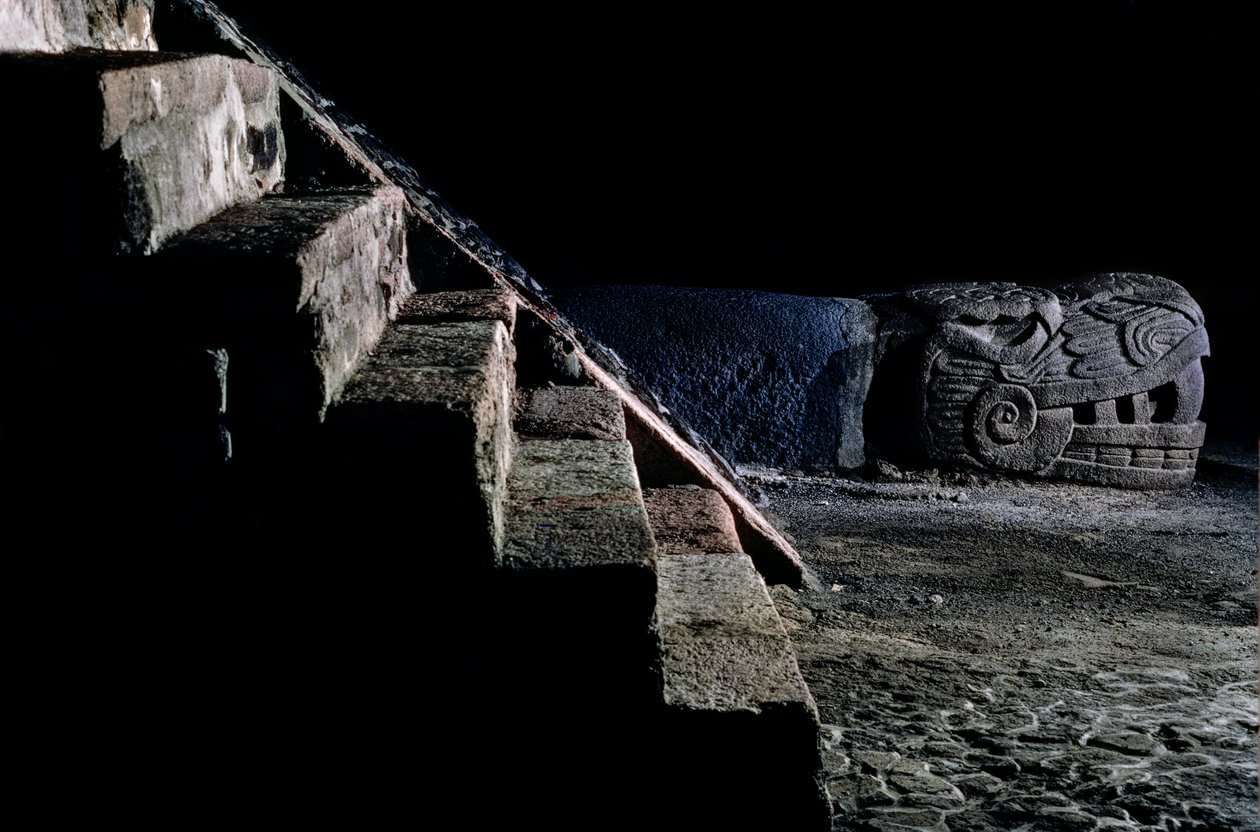 Réplica de serpiente en el Templo Mayor de Tenochtitlan, Azteca, México, México Ci..., 2010 (foto) de Kenneth Garrett