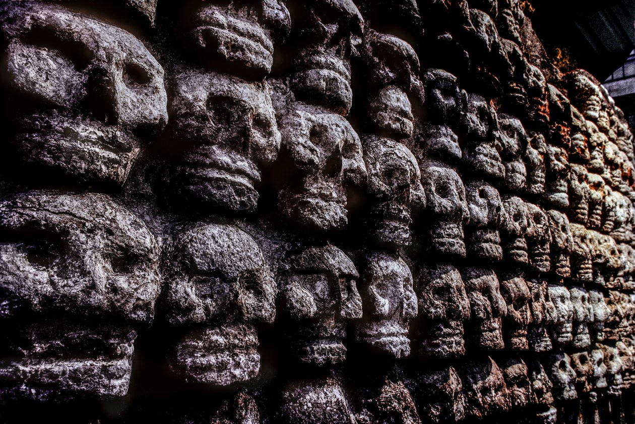 Cráneo estante o Tzompantli, Azteca, México, Templo Mayor, 2010 (foto) de Kenneth Garrett