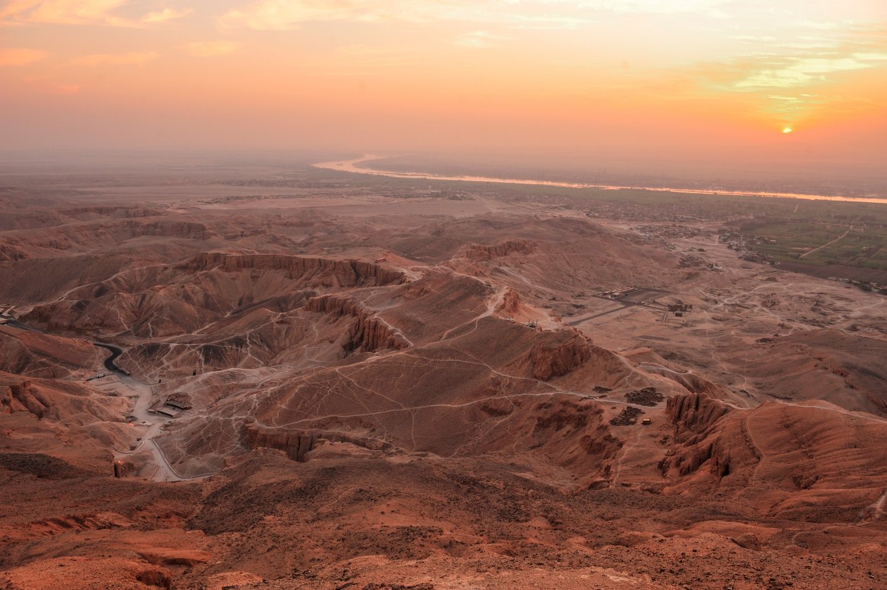 Amanecer en el Valle de los Reyes, visto desde la cima de el-Qurn, tom..., 2003 (foto) de Kenneth Garrett