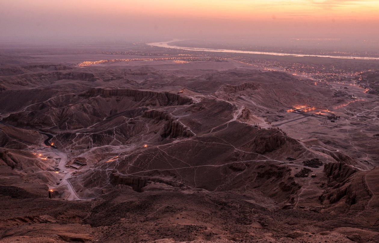 Amanecer en el Valle de los Reyes, visto desde la cima de el-Qurn, tom..., 2003 (foto) de Kenneth Garrett