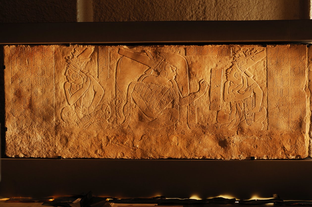 Banco del trono del Templo 19, Palenque, México, talla de Akhal Mo Nab, 2005 (foto) de Kenneth Garrett