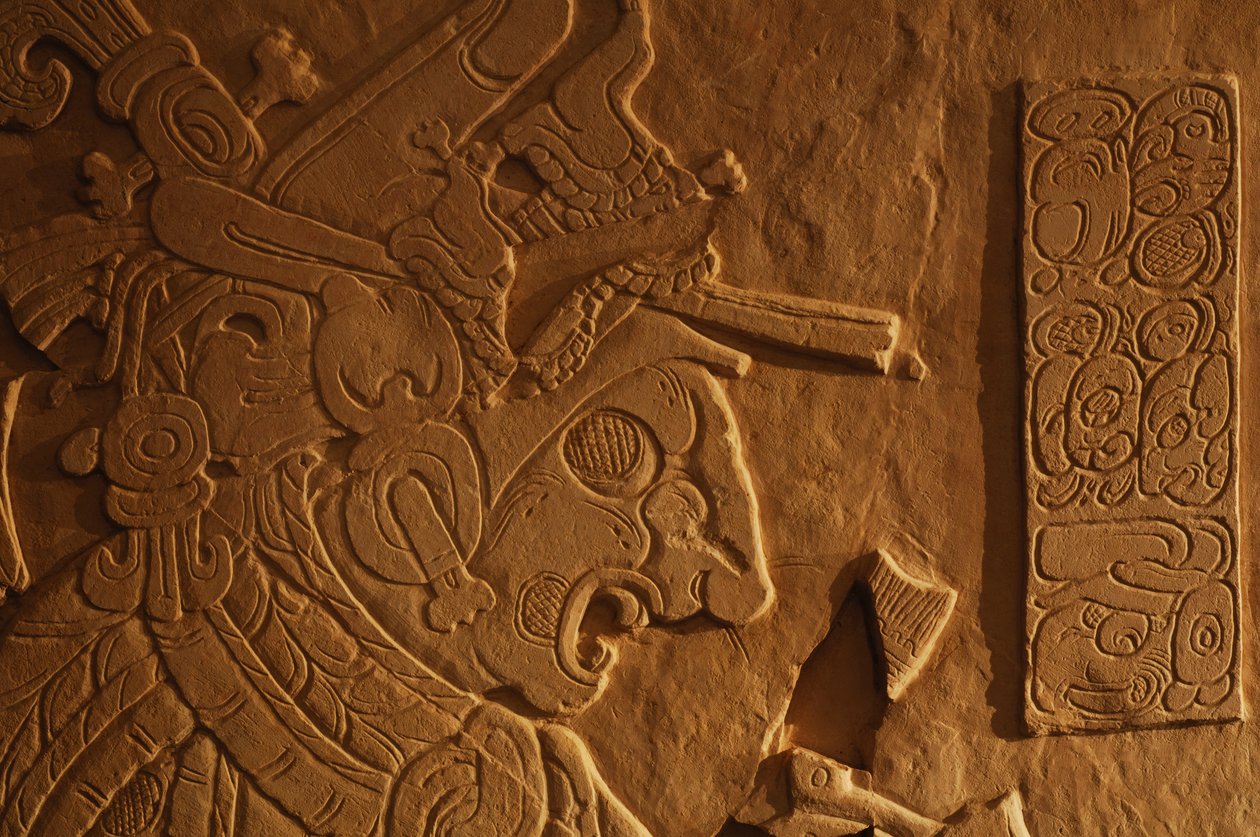 Banco del trono del Templo 21, talla del rey Akhal Mo Nab, Palenque, México, 2005 (foto) de Kenneth Garrett