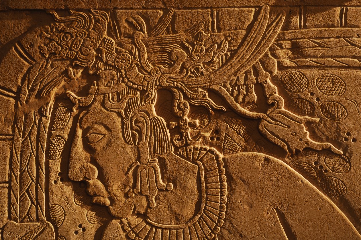 Banco del trono del Templo 21, talla del rey Akhal Mo Nab, Palenque, México, 2005 (foto) de Kenneth Garrett