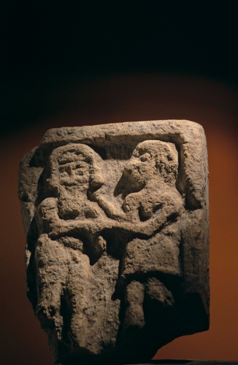 Urkesh, Imperio Hurrita, Siria, 2400 a.C., Giorgio Buccellati, Lápida de Enkidu y Gilgamesh..., 2004 (foto) de Kenneth Garrett