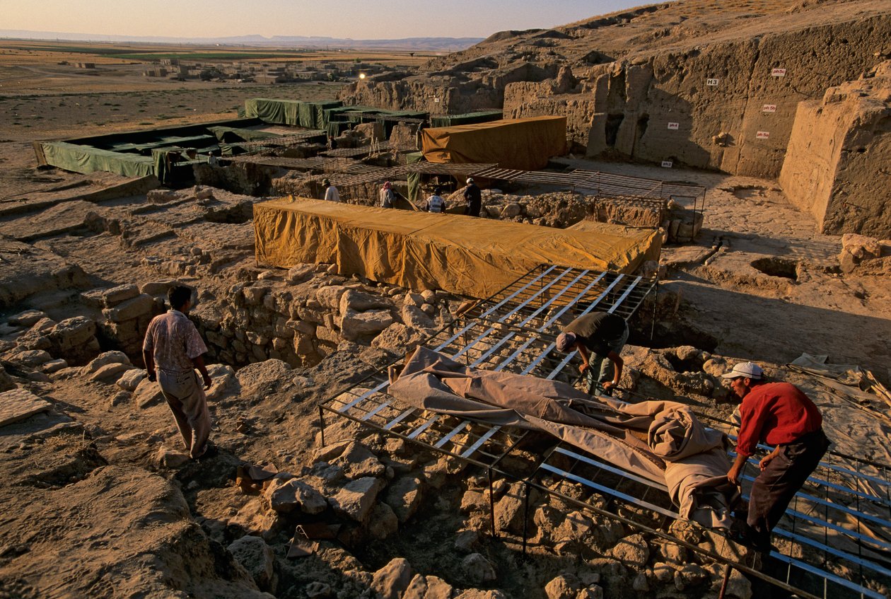 Urkesh, Imperio Hurrita, Siria, 2400 a.C., Giorgio Buccellati, cubriendo excavaciones mudb..., 2004 (foto) de Kenneth Garrett