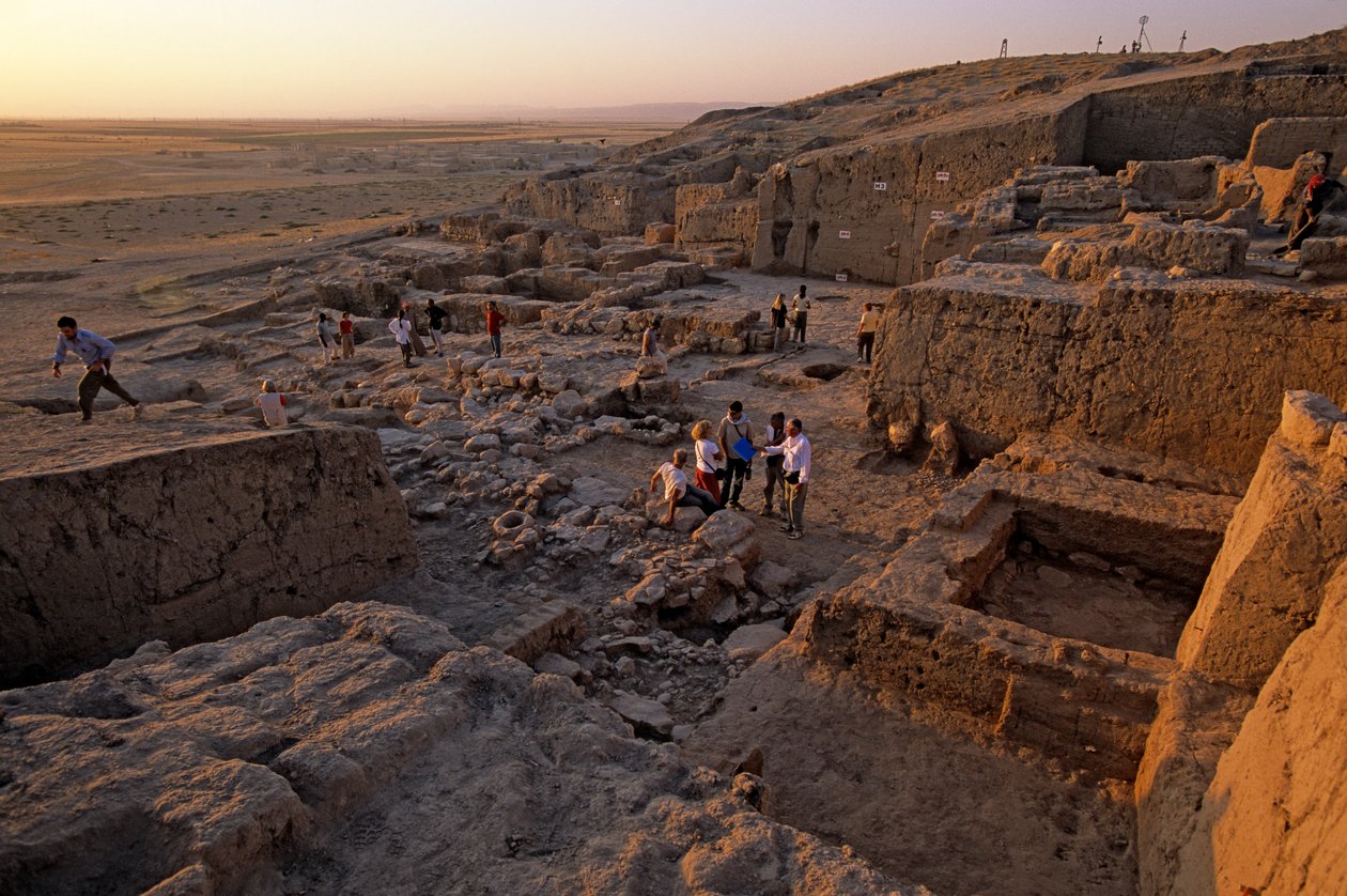 Urkesh, Imperio Hurrita, Siria, 2400 a.C., Giorgio Buccellati, excavación palaciega, 2004 (foto) de Kenneth Garrett