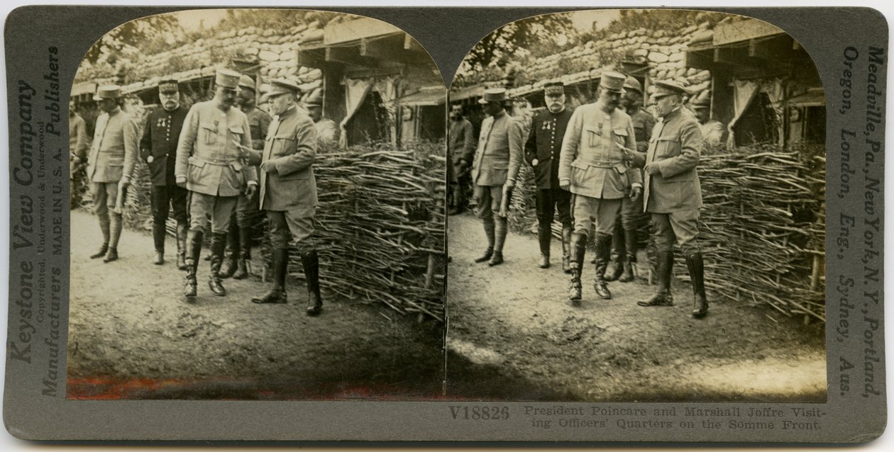 Tarjeta estereoscópica horizontal en sepia que muestra al presidente francés Raymond Poincare y al mariscal Joseph Joffre reuniéndose con oficiales uniformados de Keystone View Company