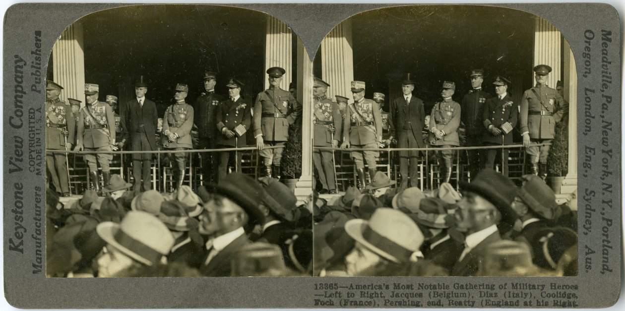 Horizontal, tarjeta estereoscópica sepia que muestra a hombres uniformados de pie en una plataforma. De izquierda a derecha de Keystone View Company