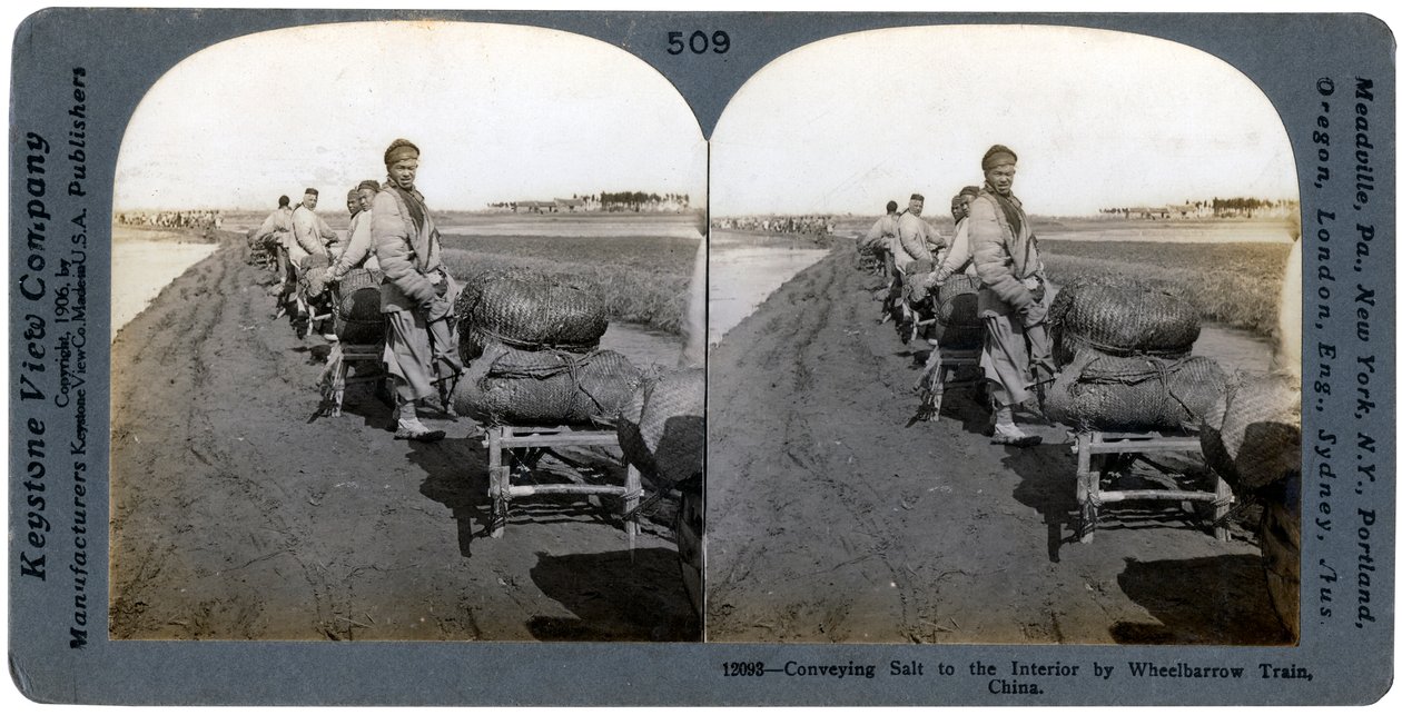 Transportando sal al interior en tren de carretillas, China, 1906 de Keystone View Company