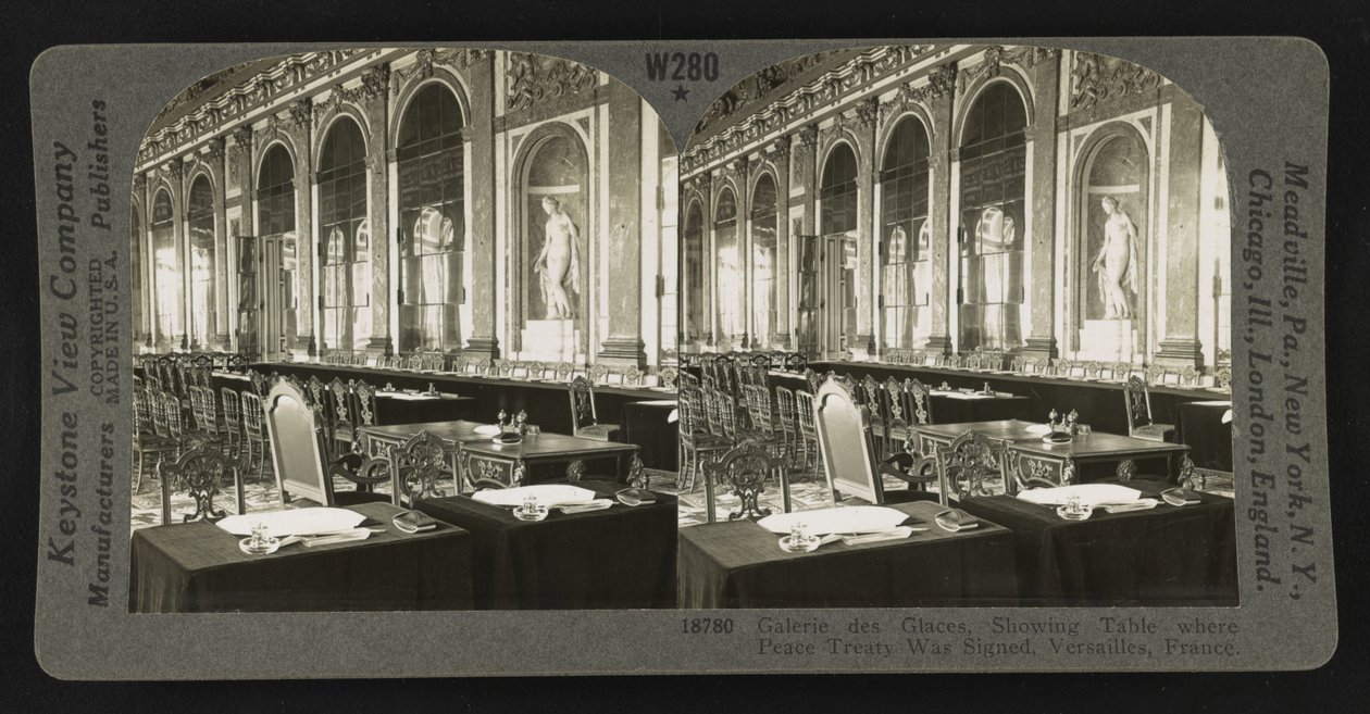 Galería de los Espejos, mostrando la mesa donde se firmó el tratado de paz, Versalles de Keystone View Company