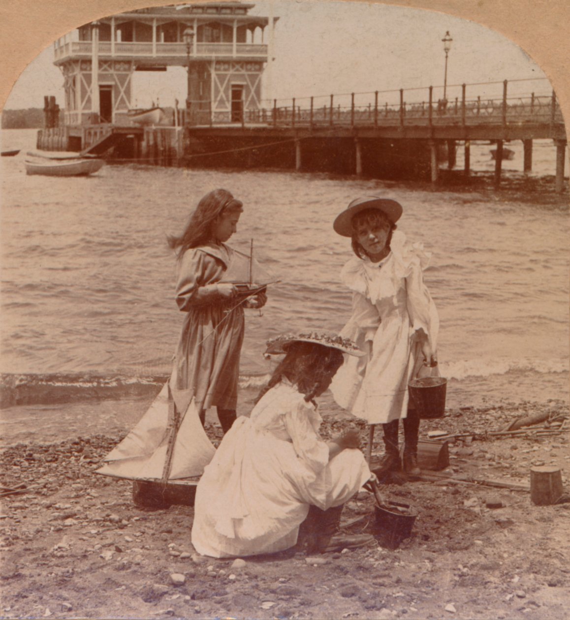 Jugando en la Playa c. 1900 de Keystone View Company