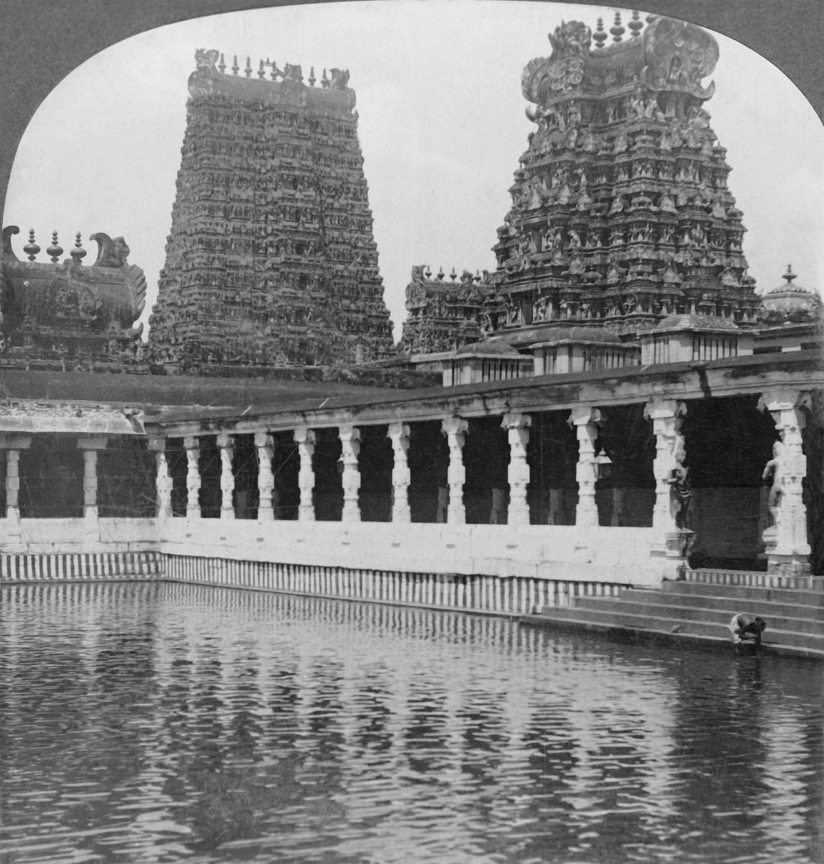 Lago Sagrado de Lirios de Oro y Pagodas - Gran Templo a Siva, Madura, sur de India, 1901 de Keystone View Company