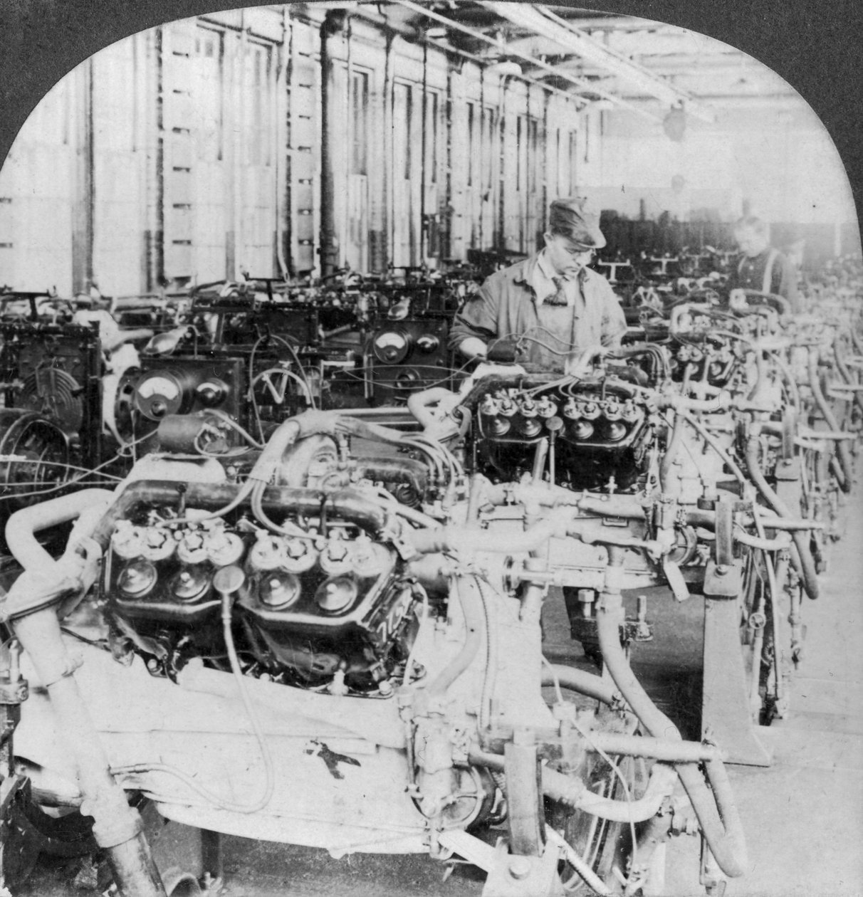 Probando motores en una fábrica de automóviles, Detroit, Michigan, EE.UU., siglo XX de Keystone View Company