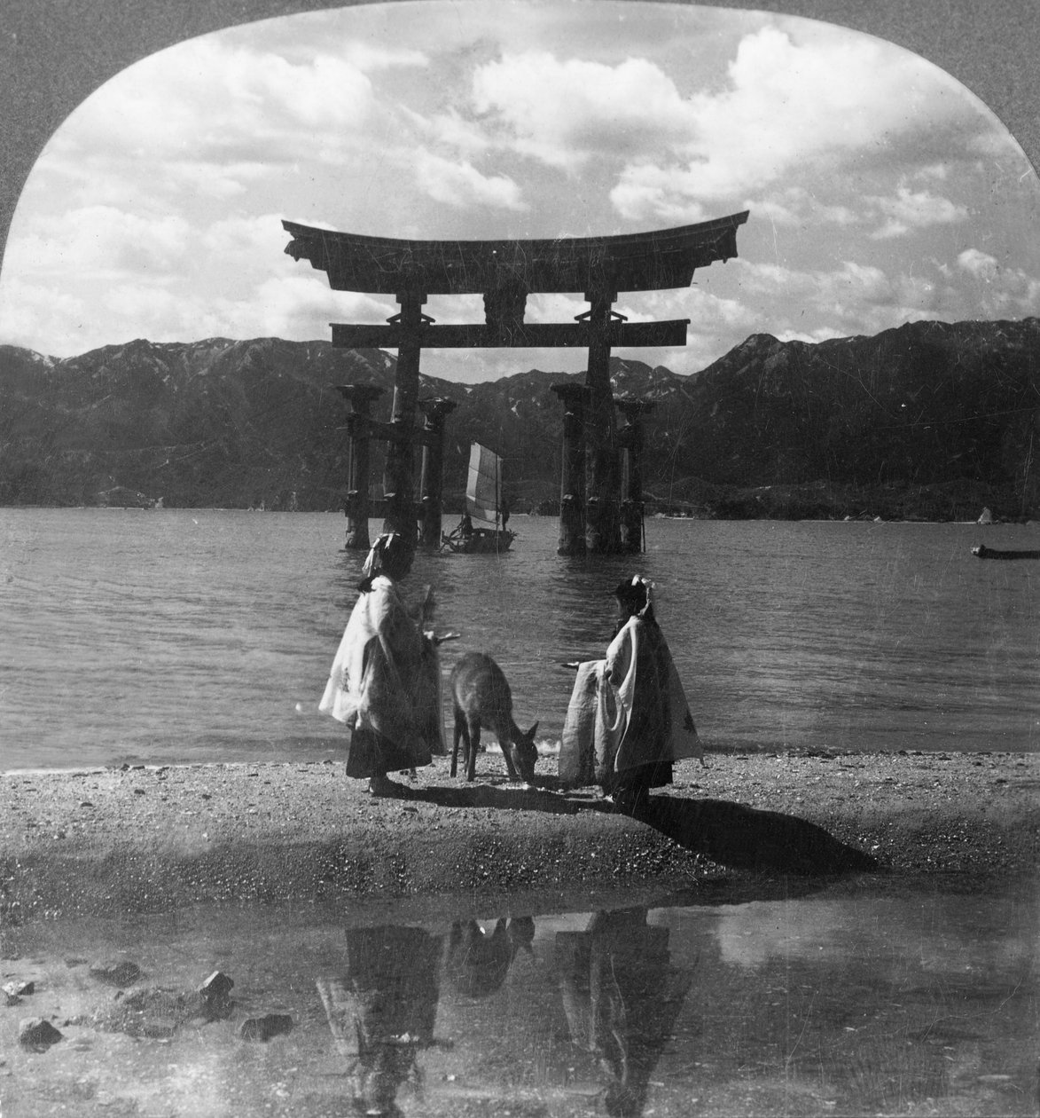 El famoso Torii de Miyajima. Pintoresca entrada al famoso santuario sintoísta, Japón, 1905 de Keystone View Company