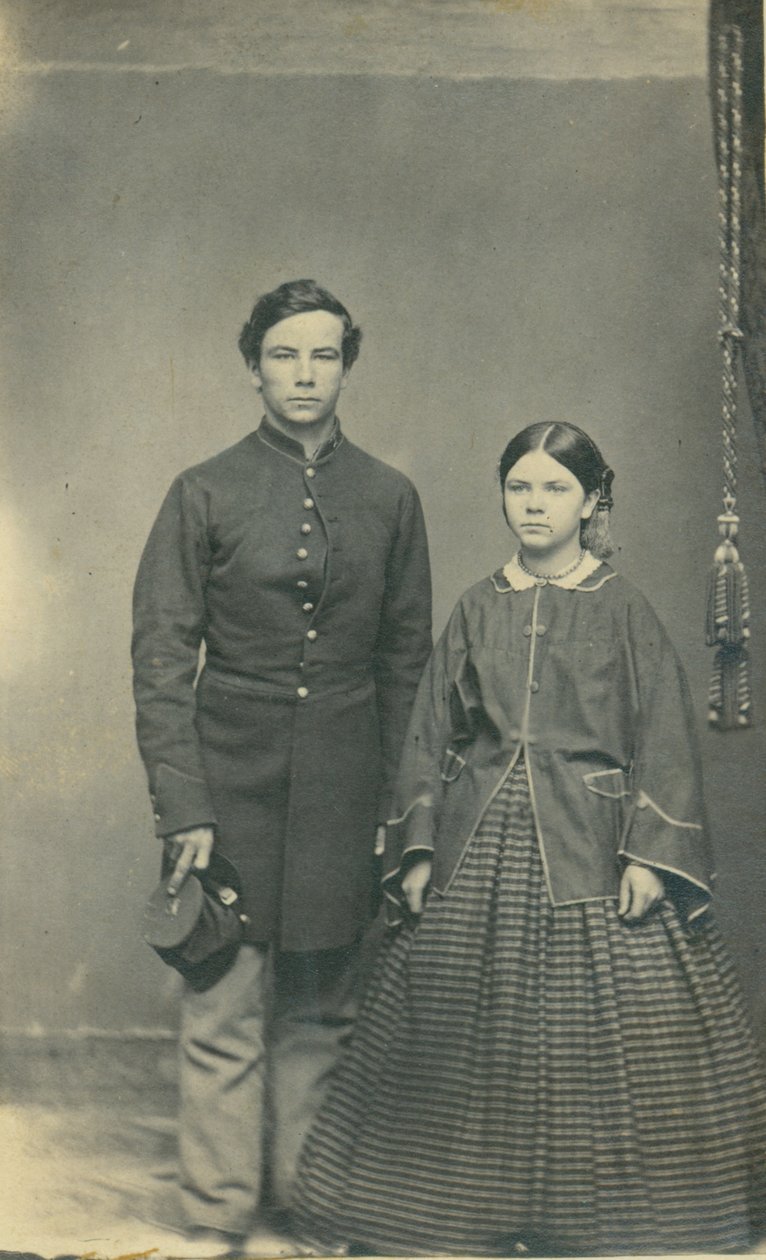 Retrato de cuerpo entero de soldado de la Unión no identificado en uniforme y mujer con vestido de Kilbourn Leroy Gates