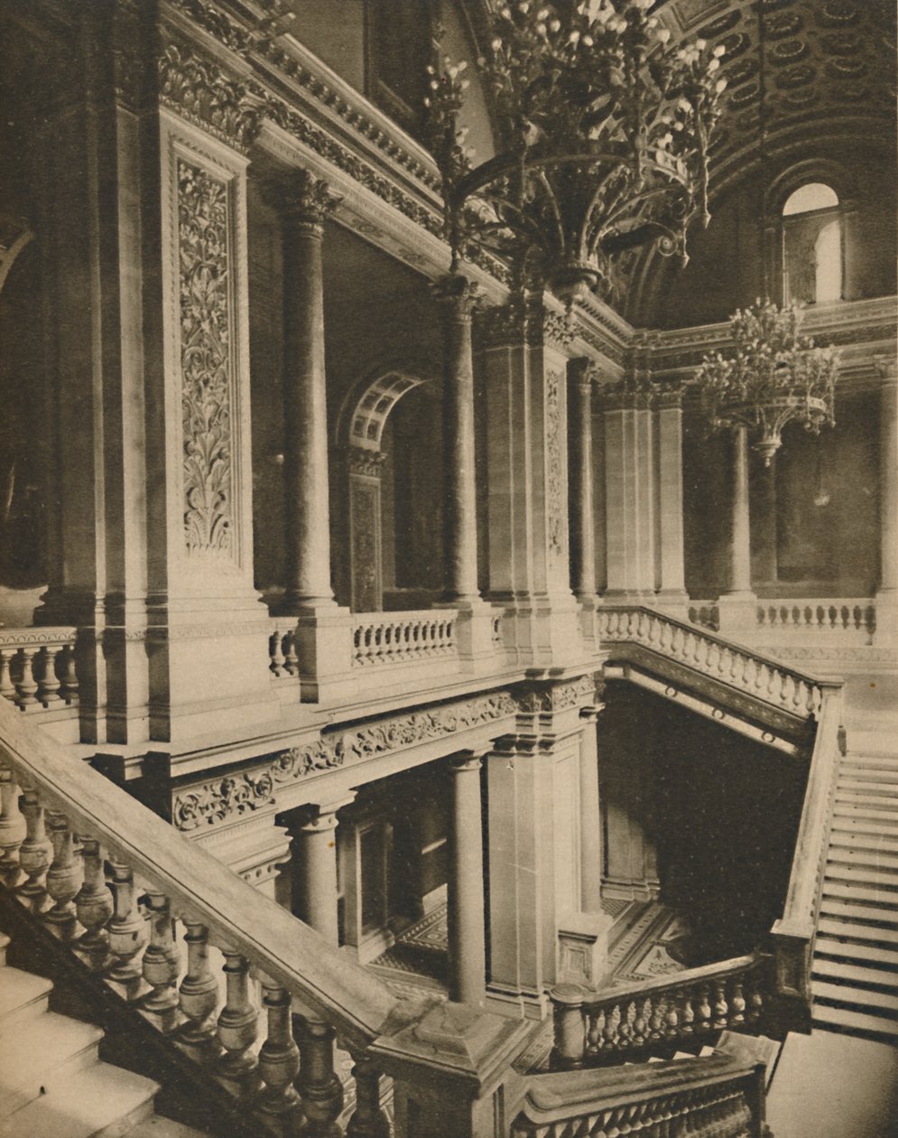 Balaustradas de mármol de la escalera en el Ministerio de Asuntos Exteriores, c. 1935 de King