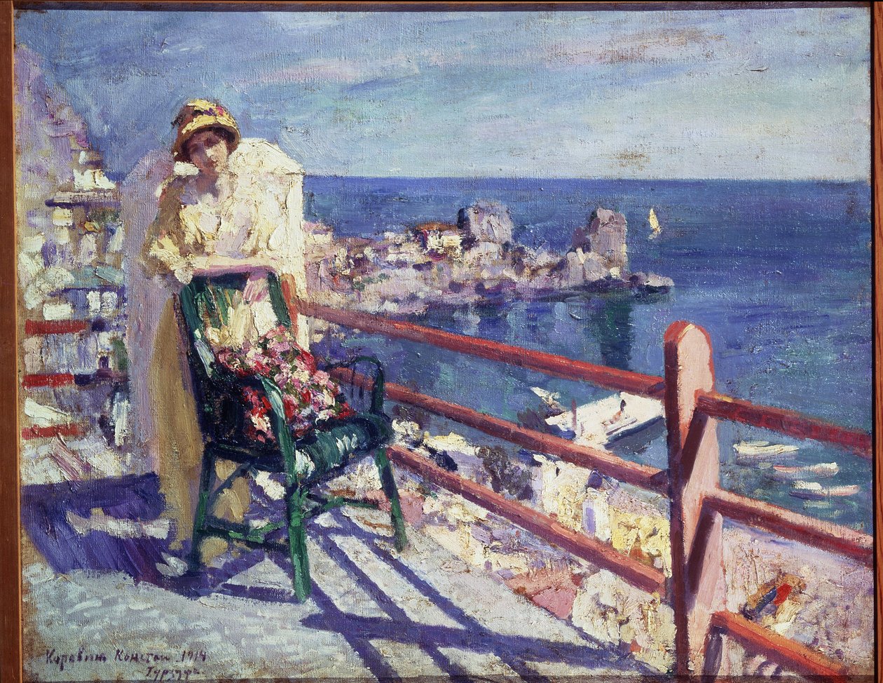 Gurzuf (en el Golfo de Crimea, en el Mar Negro, en Ucrania) (Gurzuf). Vista de la orilla del mar, desde la terraza de un café en un pueblo costero, con una elegante joven vestida de verano, apoyada en el respaldo de una silla, con un cojín florido de Konstantin Alekseevich Korovin