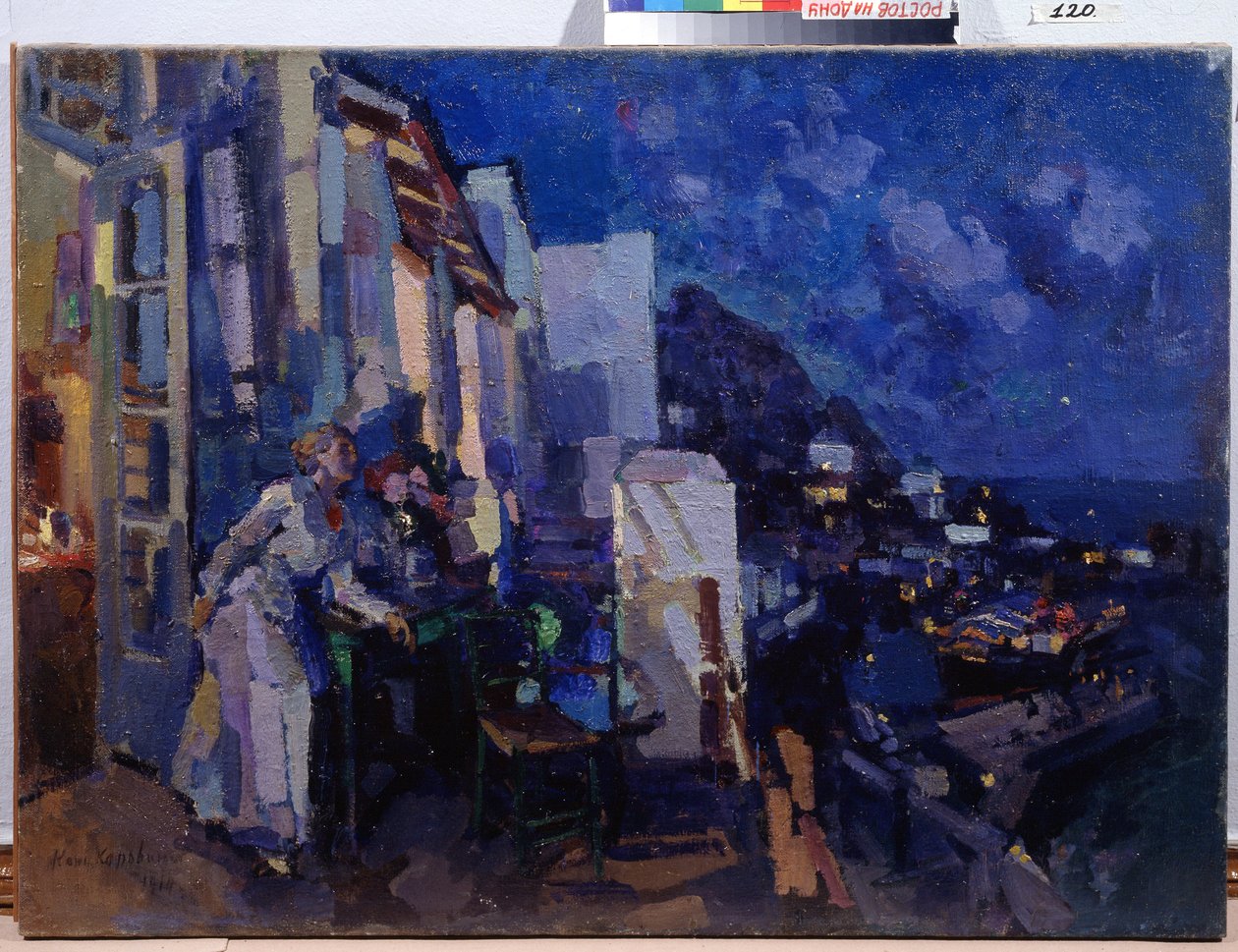 Tarde en la terraza. Una mujer aprovecha el panorama de la ciudad que se prolonga en la noche frente a su terraza. Pintura de Konstantin Alexeyevich Korovin (Constantin Korovin) (1861-1939), óleo sobre lienzo de Konstantin Alekseevich Korovin