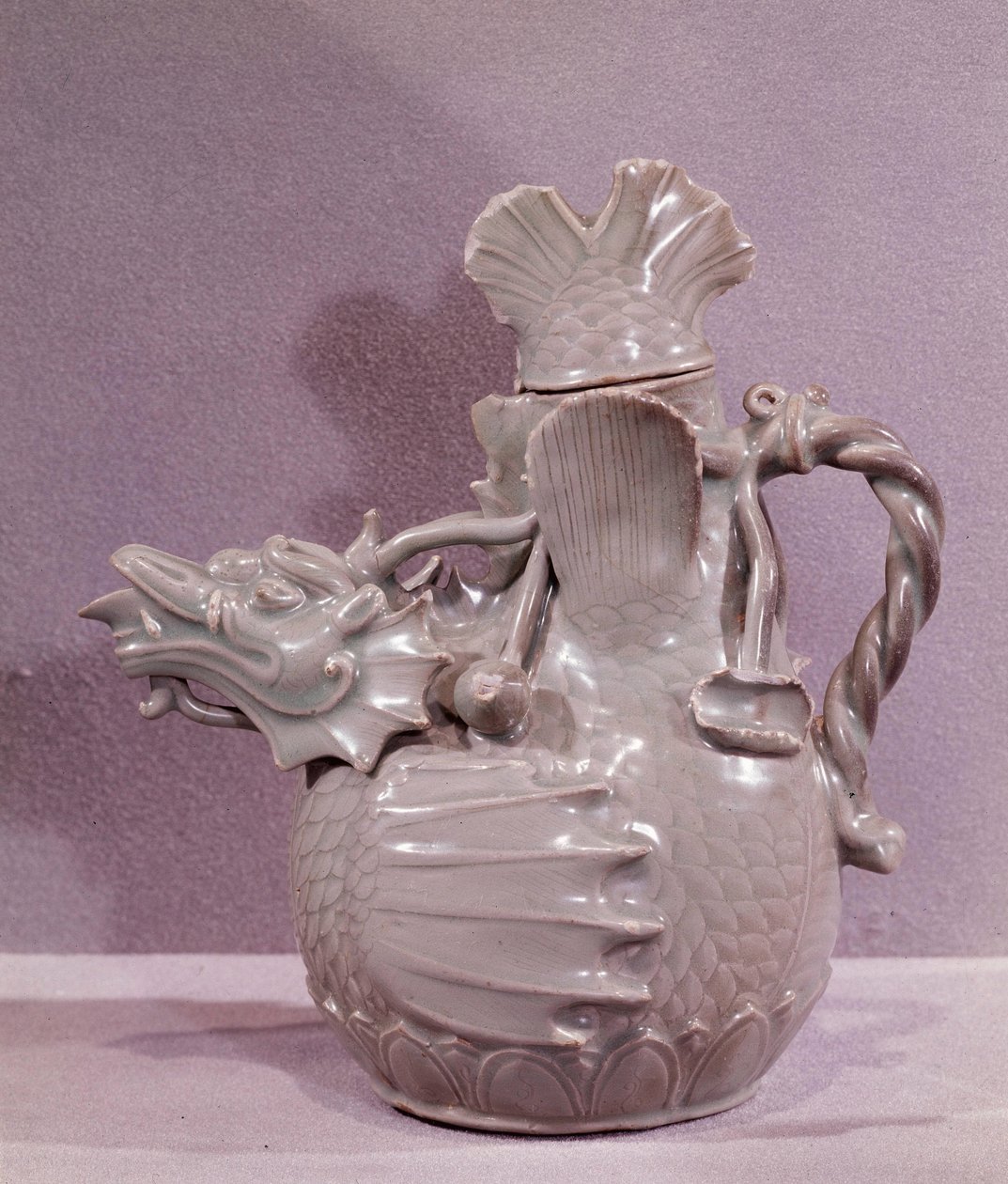 Arte coreano: cerámica aguamarina en forma de dragón acuático. Período Koryo de Korean School