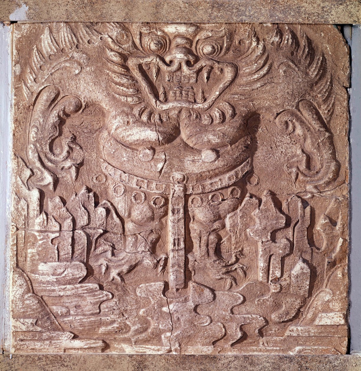 Arte coreano: ladrillo de terracota gris que representa un monstruo. Reino de Paekche (o Paikchei o Baekje), Corea. Siglo VII. Museo Nacional de Corea de Korean School