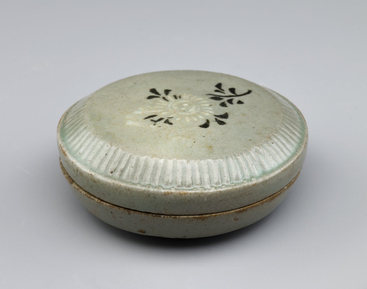 Caja con tapa con diseño incrustado de ramillete de crisantemo, mediados del siglo XII de Korean School