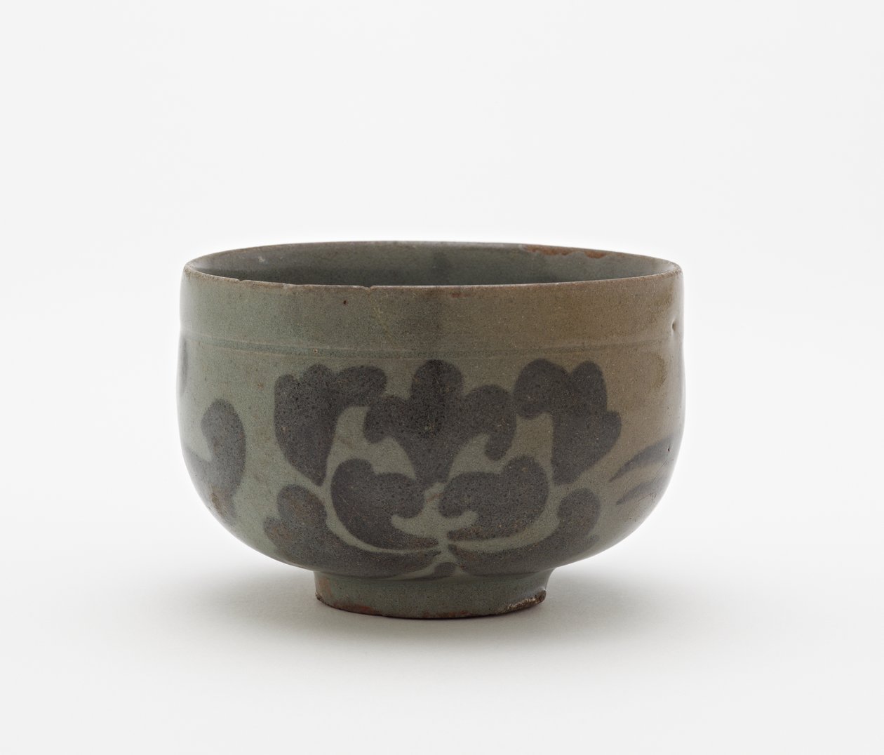 Taza con diseño de flores de peonía, primera mitad del siglo XII de Korean School