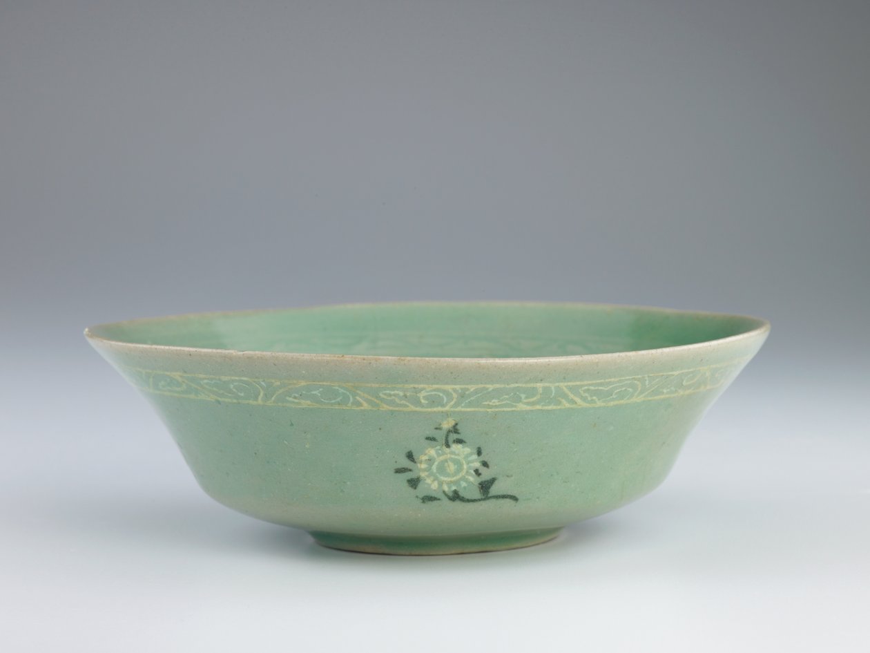 Plato con decoración moldeada e incrustada, finales del siglo XII-mediados del siglo XIII de Korean School